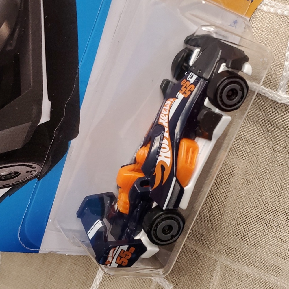 Hot Wheels - Picture 2 of 9
